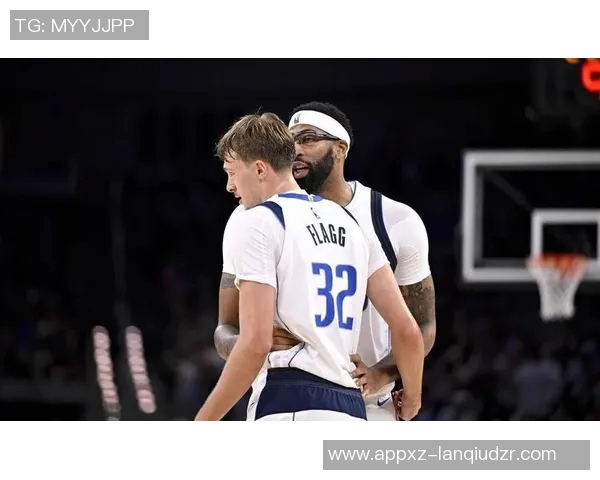 独行侠训练照曝光弗拉格与安东尼戴维斯展开激烈对抗